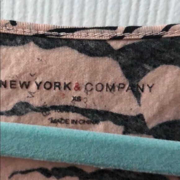 🍭*6/$30* New York & Co Flutter Sleeve Top - XS - Picture 2 of 3